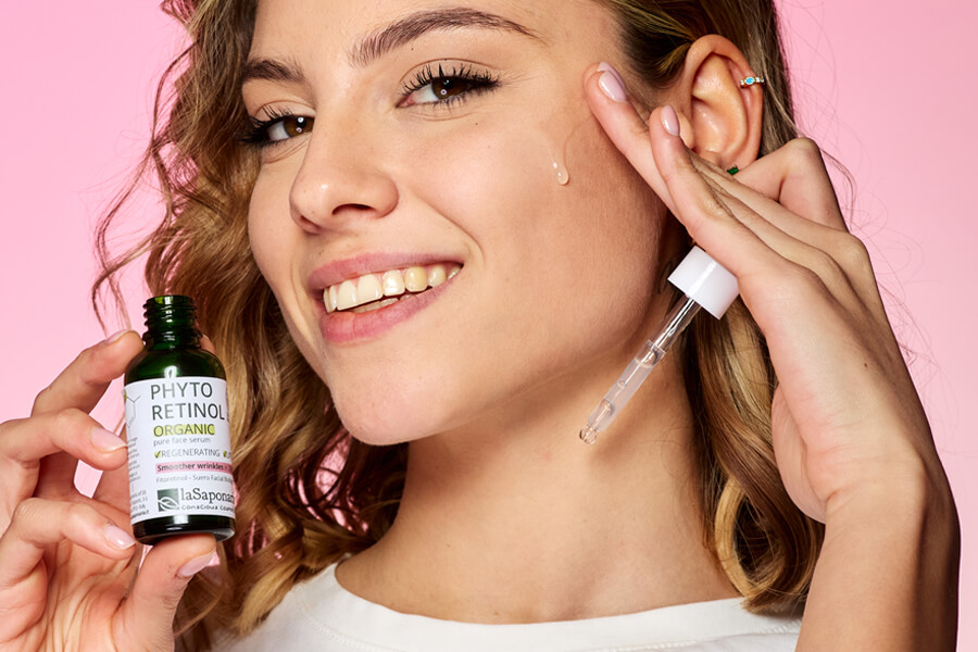 Phyto-Retinol_ragazza-bionda_applicazione 02