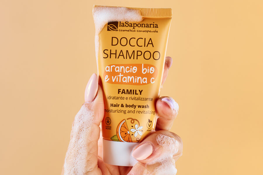 Travel-size-doccia-shampoo-family-arancio-bio-vitamina-c-ambientata-mano
