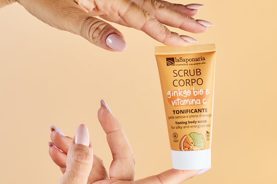 Travel-size-scrub-corpo-ginckgo-bio-vitamina-c-ambientata-mani